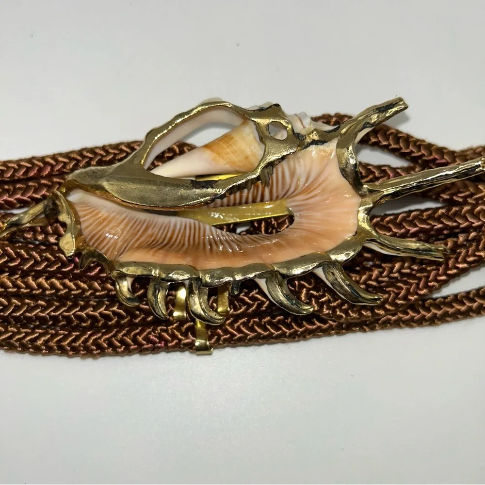 Vintage brown elastic rope belt with gold tone conch shell buckle - Picture 2 of 5